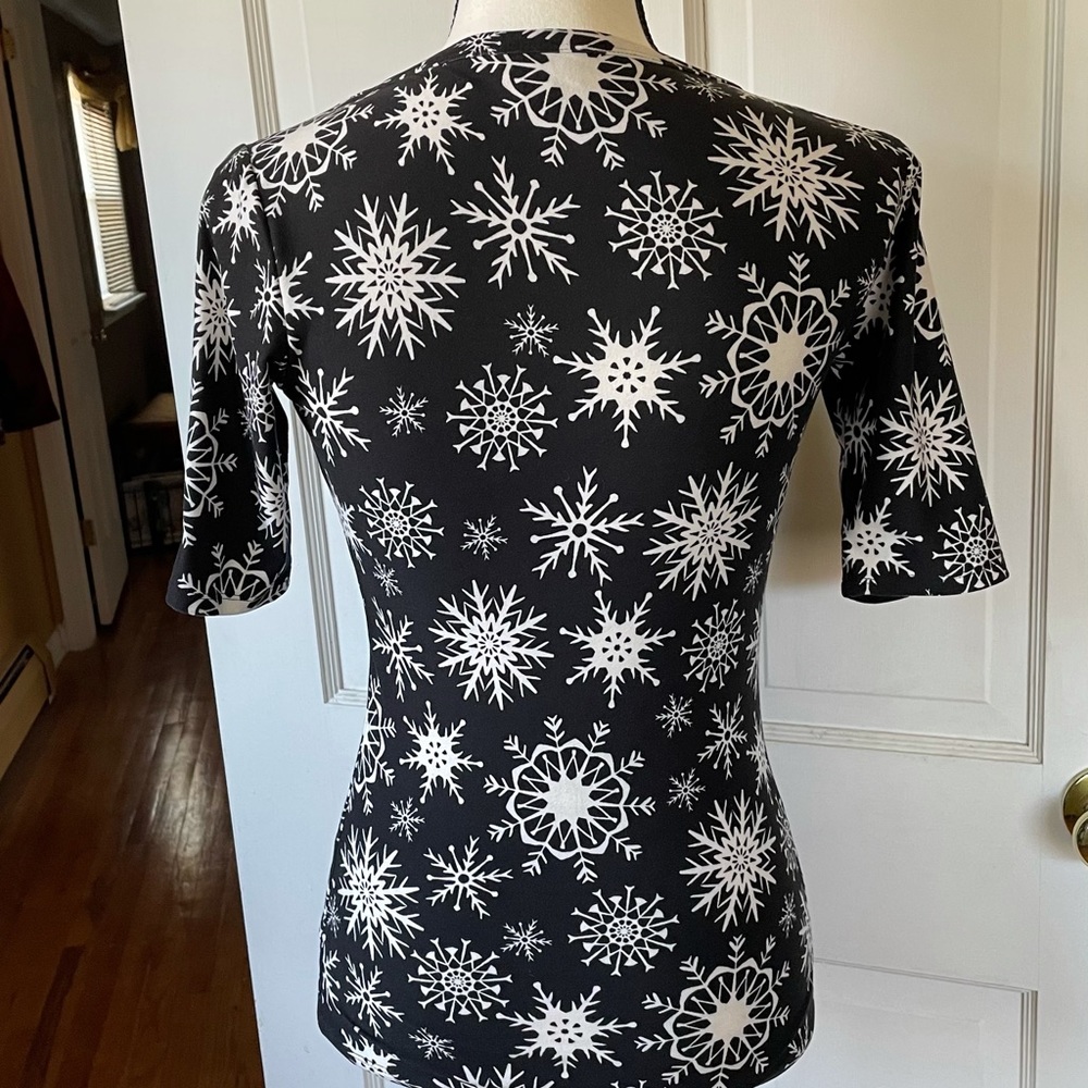 LuLaRoe Snowflake Top - Picture 2 of 13